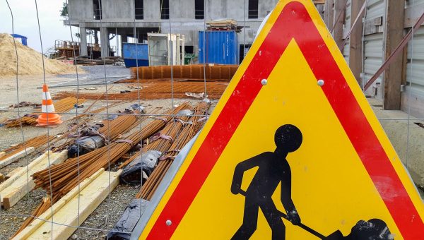 Sécurité sur les chantiers : respect des normes d’assainissement et de terrassement