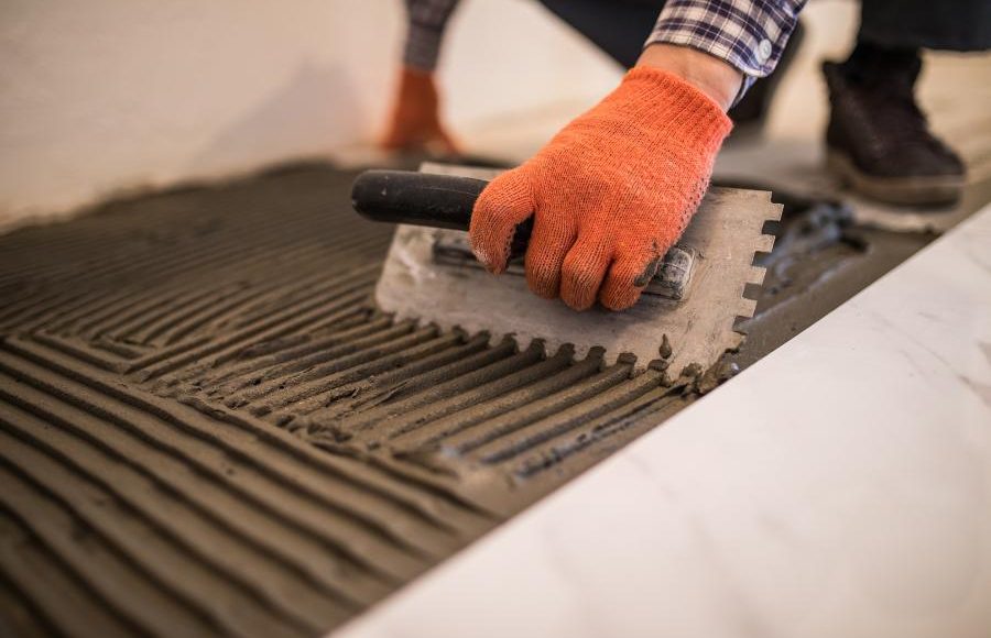 Techniques avancées pour une pose de céramique impeccable