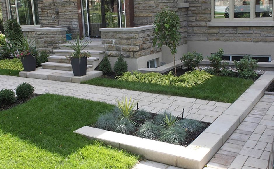 jardin avec un pavé uni
