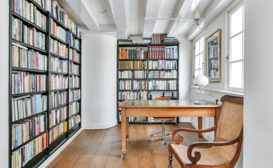 Le charme du bois : créez une bibliothèque encastrée unique