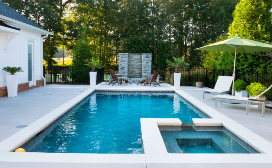 Piscine à coque polyester : installation rapide pour un été au frais