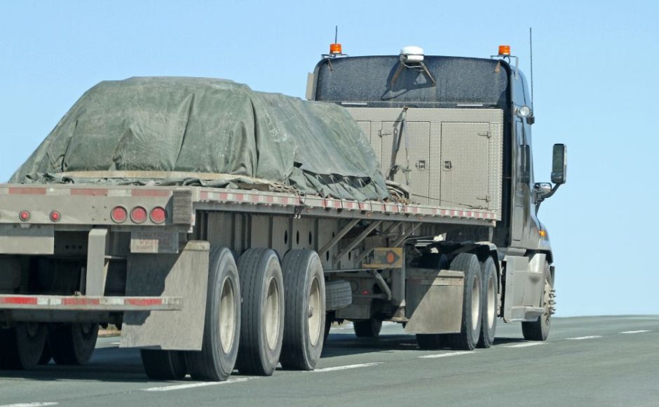 Camions plateau bâché : protection et flexibilité