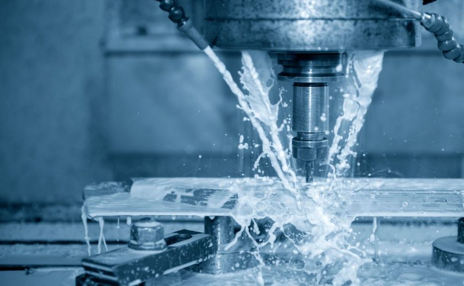 Ébavurage à jet d'eau : une méthode non abrasive pour éliminer les arêtes vives des pièces métalliques
