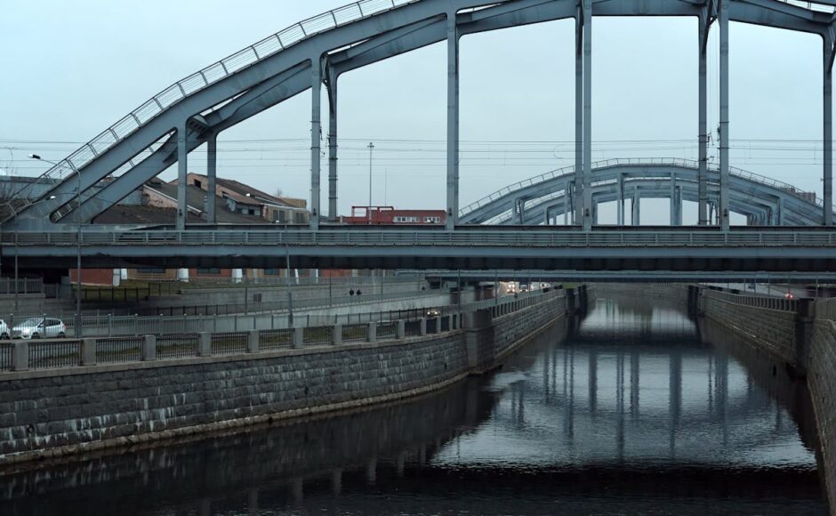 2-Comment les ponts métalliques contribuent-ils à réduire l'empreinte carbone dans le domaine de la construction