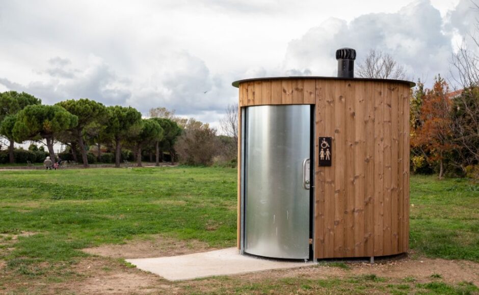 Quels matériaux sont nécessaires pour installer des toilettes sèches dans le jardin ?
