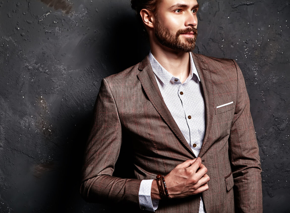Pourquoi opter pour un costume sur mesure ? Avantages et conseils