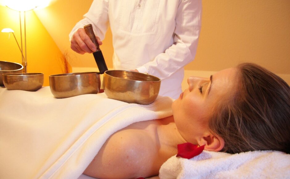 découvrez l'énergie du massage : une expérience unique qui harmonise le corps et l'esprit. offrez-vous un moment de détente profonde grâce à des techniques de massage revigorantes et apaisantes, visant à restaurer votre équilibre énergétique et réduire le stress.