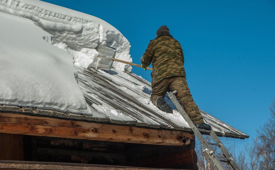 découvrez notre service professionnel d'élimination de mousse sur toiture. protégez votre maison et prolongez la durée de vie de votre toit en éliminant la mousse nuisible efficacement. contactez-nous pour un devis gratuit !