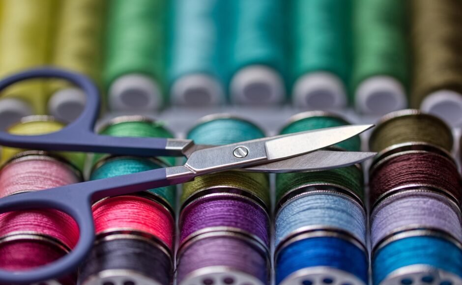 découvrez notre cours de couture passionnant qui vous apprend les compétences essentielles pour réaliser vos projets de couture. que vous soyez débutant ou que vous souhaitiez améliorer vos techniques, nos instructeurs expérimentés vous guideront à chaque étape. rejoignez-nous et libérez votre créativité à travers l'art de la couture !