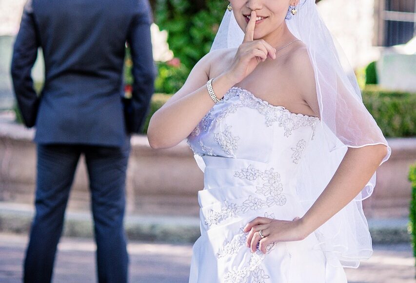 découvrez notre collection de robes de mariée élégantes et intemporelles, conçues pour faire de votre grand jour un moment inoubliable. trouvez la robe parfaite qui mettra en valeur votre style et rendra votre mariage encore plus spécial.