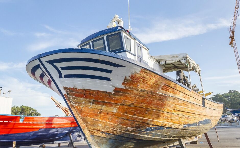 découvrez nos services de réparation de bateaux, assurant un entretien expert et des réparations de qualité pour garder votre embarcation en parfait état. profitez de notre savoir-faire pour naviguer en toute sécurité et avec confiance.