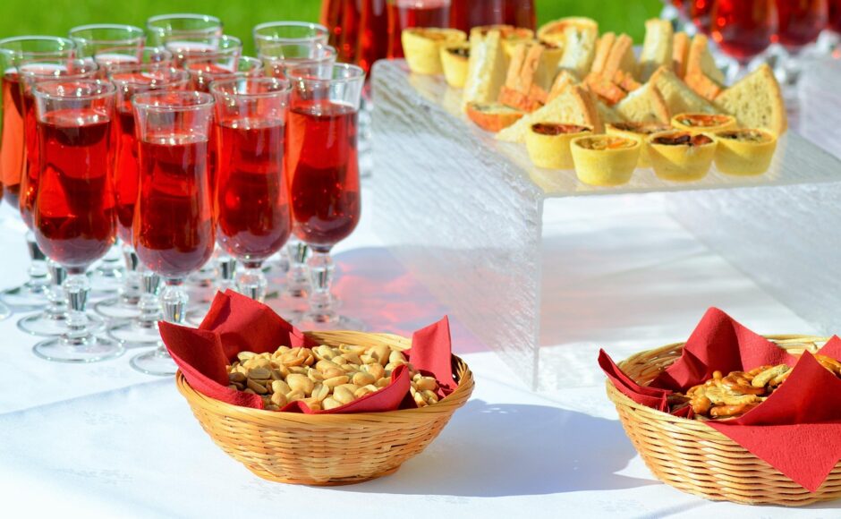 découvrez nos services de traiteur sur mesure pour tous vos événements. que ce soit pour un mariage, un anniversaire ou une réunion professionnelle, nous proposons des plats raffinés et un service de qualité pour régaler vos convives.