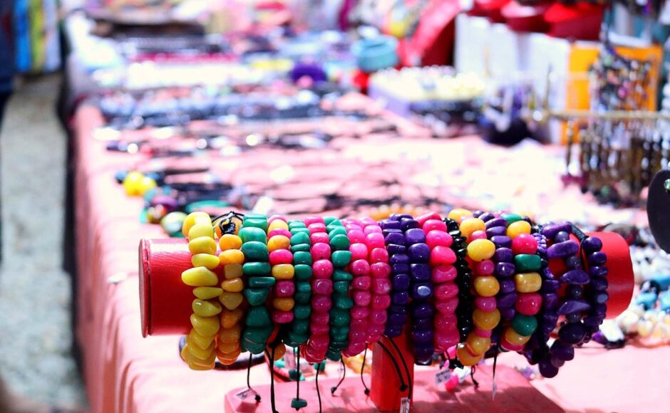 découvrez notre collection unique de bijoux ethniques, alliant traditions artisanales et designs contemporains. parfaits pour exprimer votre style personnel et apporter une touche d'exotisme à votre look.