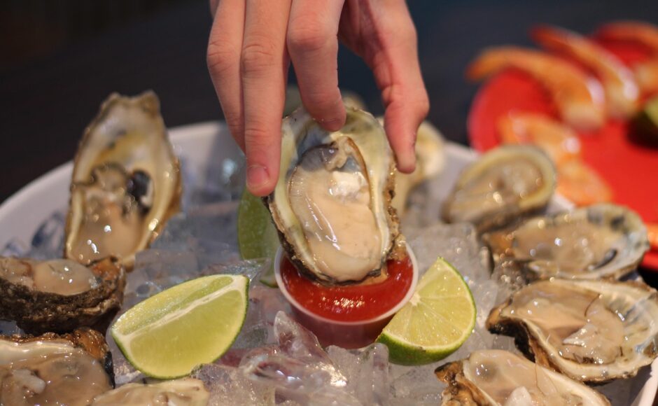 découvrez notre oyster bar, un véritable coin de paradis pour les amateurs de fruits de mer. savourez des huîtres fraîches, accompagnées de délicieuses garnitures et d'une sélection de vins raffinés. une expérience culinaire unique à ne pas manquer!