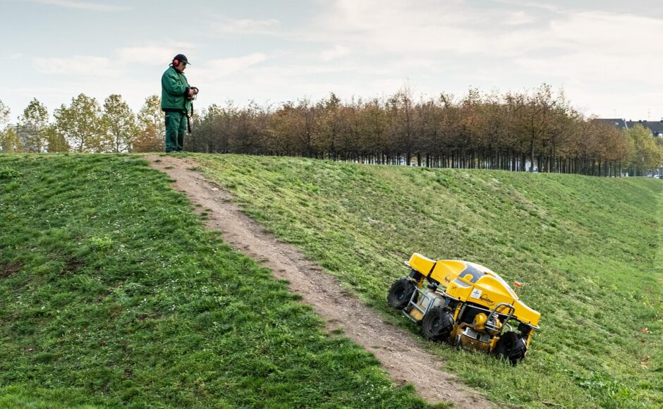 découvrez le robot tondeuse, votre allié idéal pour un jardin toujours impeccable. grâce à sa technologie avancée, il tond votre pelouse de manière autonome, vous offrant un gazon bien entretenu sans effort. profitez de votre temps libre tout en garantissant une pelouse parfaitement coupée, même lorsque vous n'êtes pas là.