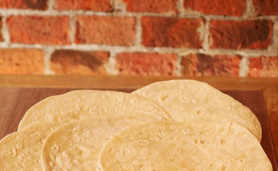 découvrez l'art de la tortilla, cette délicieuse galette à base de maïs ou de blé, savorée à travers le monde. apprenez ses secrets et savourez des recettes authentiques qui raviront vos papilles !