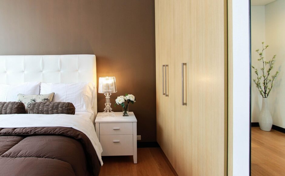 découvrez comment choisir le mobilier idéal pour votre chambre : conseils pratiques, styles tendance et idées pour optimiser l’espace et créer un environnement cosy.