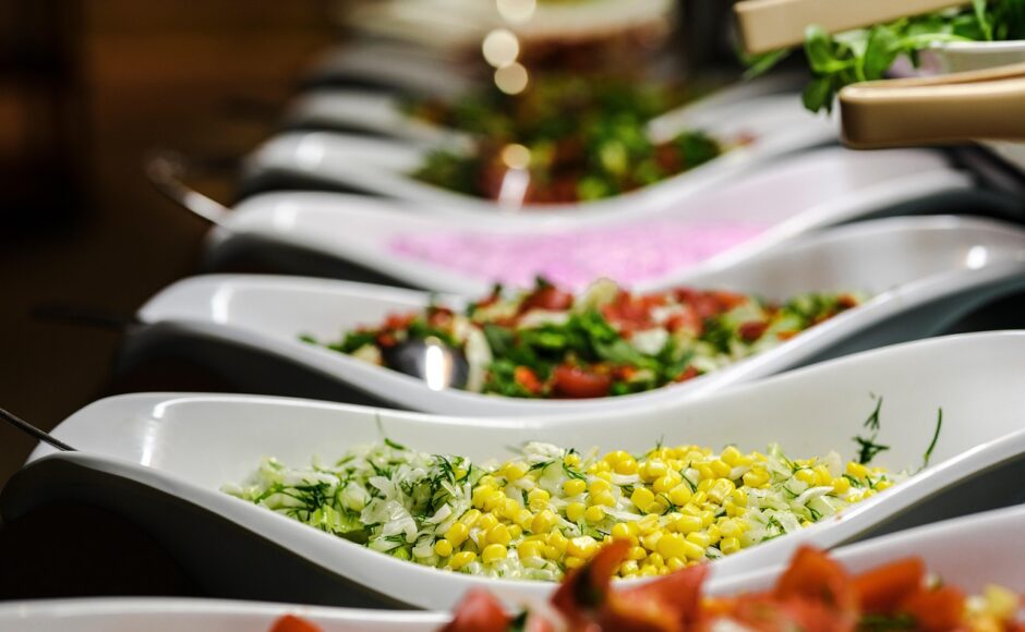 découvrez notre buffet varié composé de plats savoureux et frais, idéal pour partager un moment convivial en famille ou entre amis. réservez votre table dès maintenant !