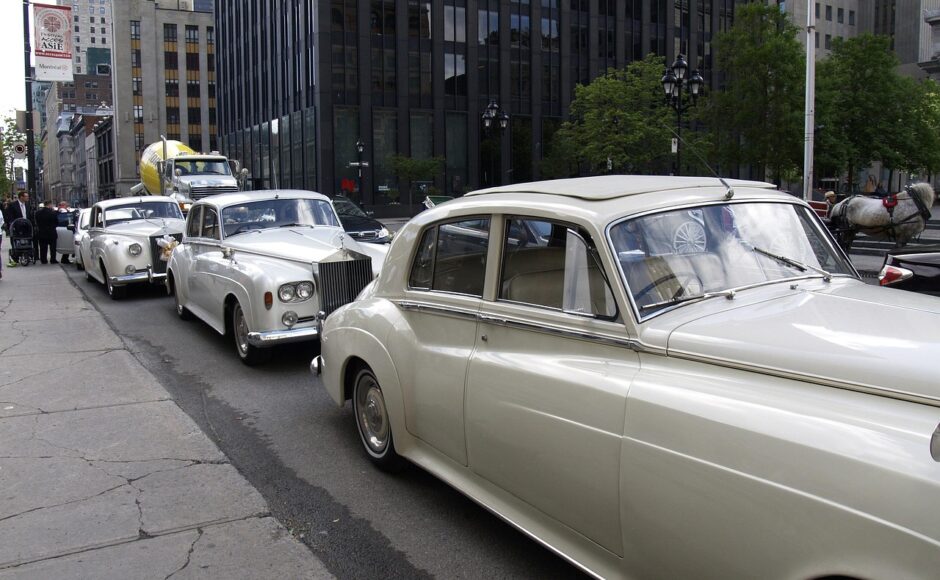 découvrez les services professionnels de chauffeur pour vos déplacements privés ou professionnels : sécurité, confort et ponctualité garantis. réservez votre chauffeur dès maintenant !