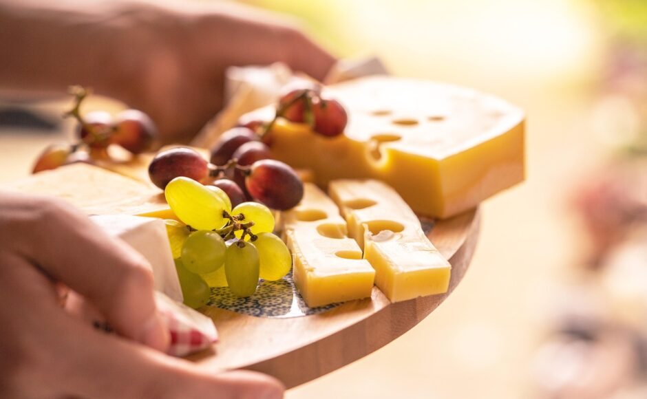 découvrez comment composer un plateau de fromages savoureux et élégant, parfait pour vos apéritifs ou dîners entre amis. conseils de présentation, sélection de fromages et astuces de dégustation.