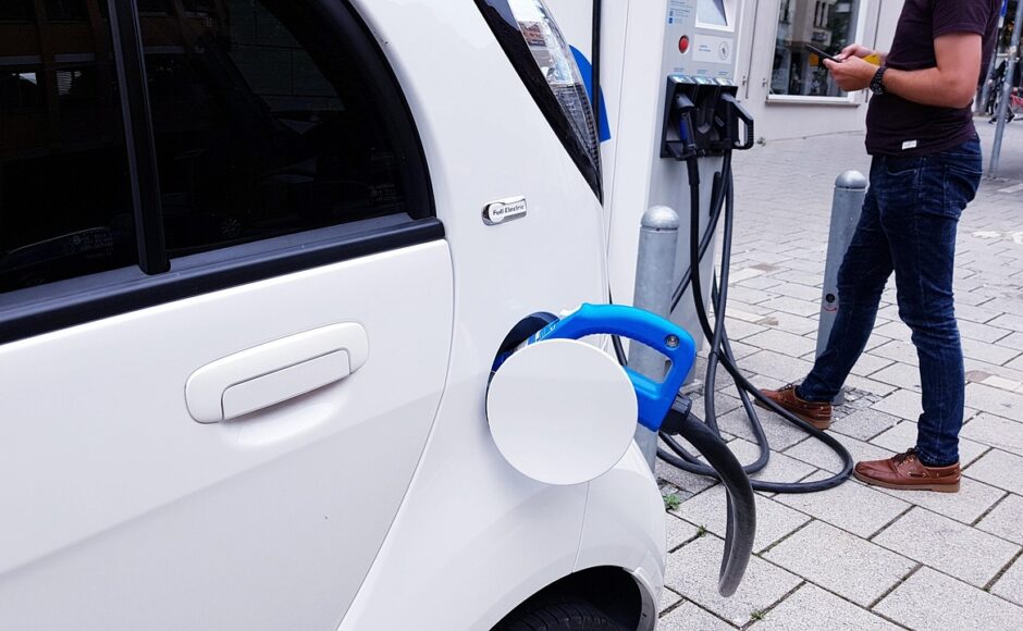 découvrez tout ce qu'il faut savoir sur les bornes de recharge à domicile pour véhicules électriques : avantages, installation, coût et conseils pour choisir la meilleure station adaptée à vos besoins.