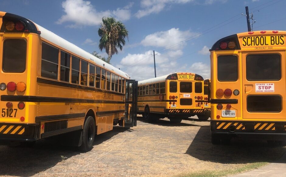 découvrez nos solutions sûres et fiables de transport scolaire pour garantir la sécurité et le confort de vos enfants entre la maison et l'école. réservez dès maintenant !