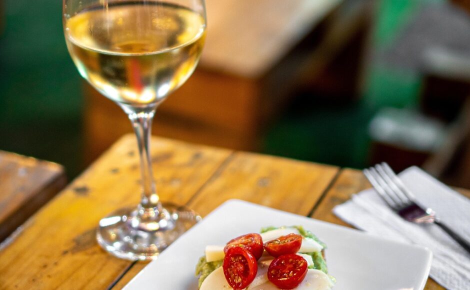 découvrez comment associer parfaitement les vins à vos plats préférés. conseils, astuces et suggestions pour réussir tous vos accords mets et vins, du dîner quotidien aux grandes occasions.