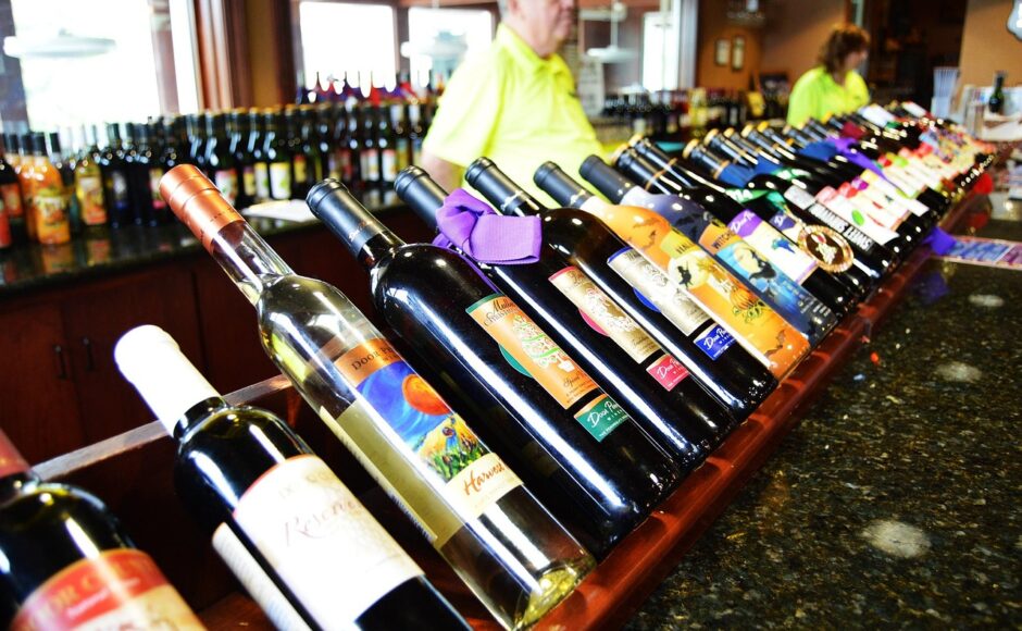 découvrez notre sélection de vins d'exception : rouges, blancs, rosés et effervescents soigneusement choisis pour tous les palais. trouvez le vin idéal pour chaque occasion et bénéficiez de conseils d’experts pour vos accords mets-vins.