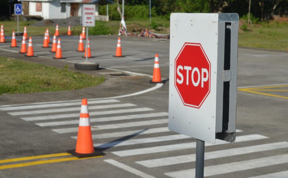 préparez-vous efficacement à l'examen de conduite avec nos conseils, guides et ressources pratiques pour réussir votre driving test du premier coup.