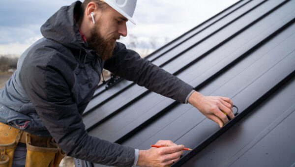 Pliage de tôle sans marques : protéger les surfaces sensibles