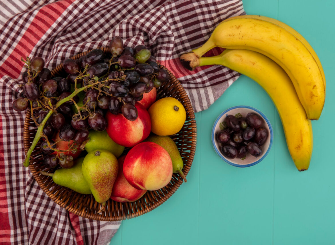 Des fruits comme friandises : pomme, banane et myrtilles