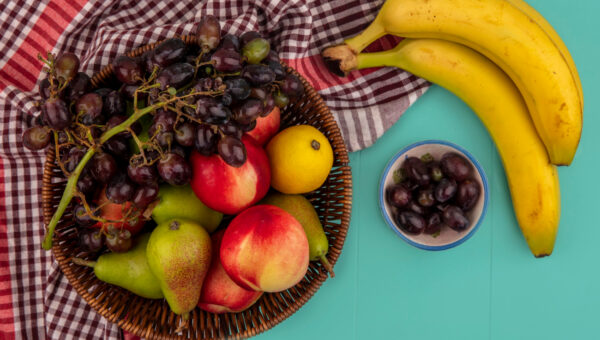 Des fruits comme friandises : pomme, banane et myrtilles