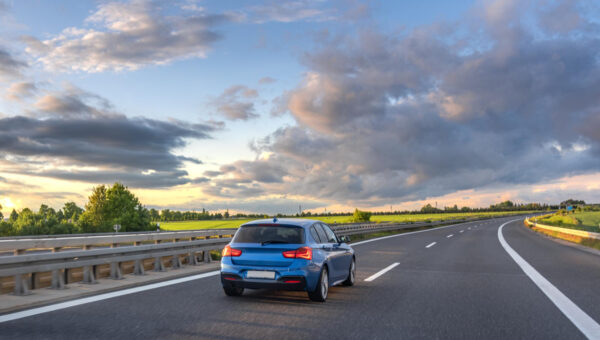 Véhicule neuf ou occasion récente en LLD : le match du budget