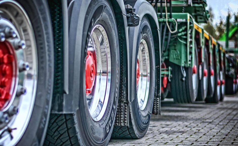 service de remorquage poids lourd fiable et rapide pour tous types de camions. assistance 24h/24 et 7j/7 pour un dépannage efficace sur route.