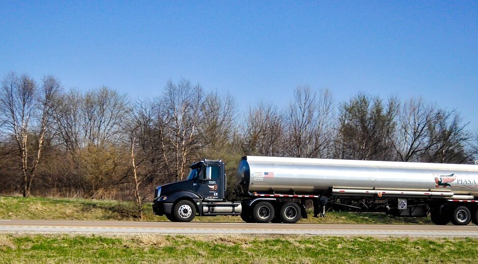 service de livraison de carburant sécurisé et rapide avec notre camion-citerne spécialisé, adapté à tous vos besoins industriels et commerciaux.