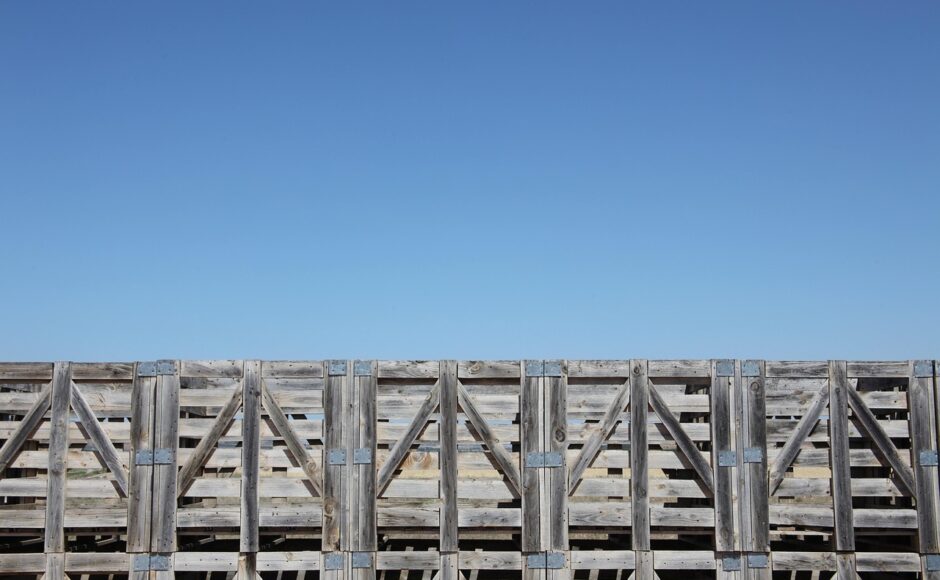 découvrez les causes et solutions pour les palettes moisies afin d'assurer la qualité et la sécurité de votre stockage et transport.
