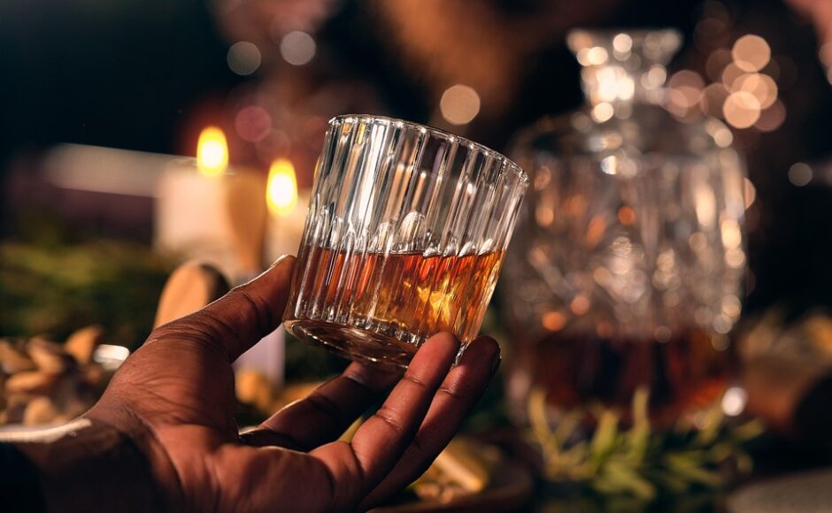 découvrez les quantités de nourriture à prévoir pour un cocktail : portions par invité, bouchées et conseils pour éviter le gaspillage.