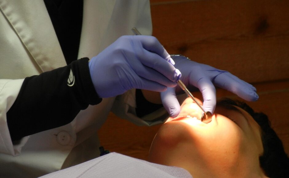 découvrez les étapes de la pose d’un implant dentaire, de la consultation initiale à la pose de la couronne, ainsi que les suites de l’intervention.