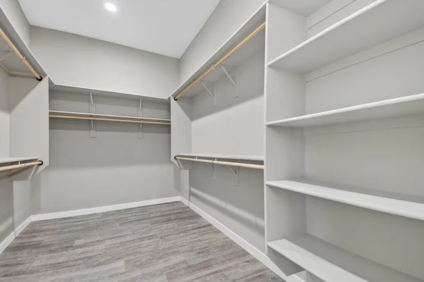 optimisez chaque centimètre de votre petite chambre avec un dressing sur mesure, élégant et fonctionnel, adapté à vos besoins.