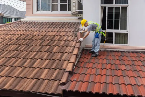 Les gestes essentiels pour l'entretien de toit plat