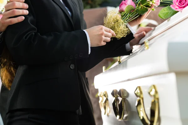 découvrez les étapes du processus d’inhumation, des démarches administratives à la cérémonie, pour mieux comprendre et organiser les obsèques.