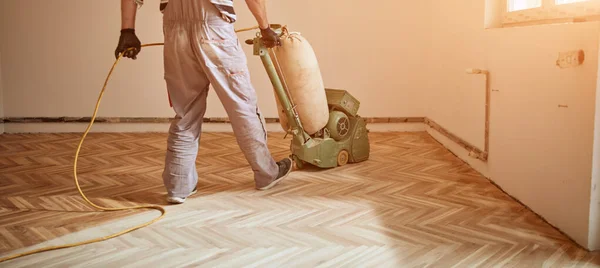découvrez quel grain de papier abrasif choisir pour une ponceuse à parquet, du ponçage initial à la finition, afin d’obtenir un sol lisse et impeccable.