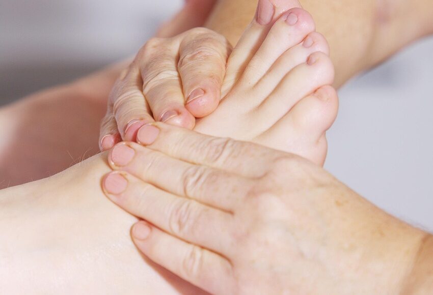 profitez d’un massage relaxant des pieds et des mains pour relâcher les tensions, apaiser le corps et savourer un moment de bien-être.