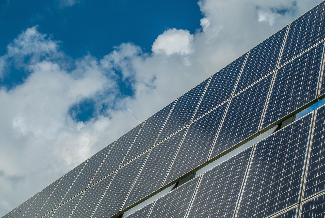 découvrez comment orienter et incliner vos panneaux solaires pour optimiser leur exposition au soleil et maximiser leur rendement.