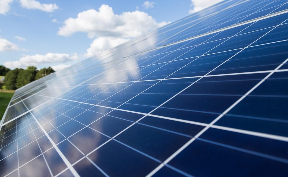 découvrez comment orienter vos panneaux solaires pour optimiser leur exposition au soleil et maximiser leur production d’électricité.