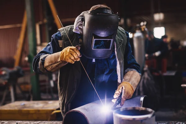 découvrez les différences entre les revêtements rutile et basique des électrodes : caractéristiques, avantages et critères de choix selon vos travaux de soudage.